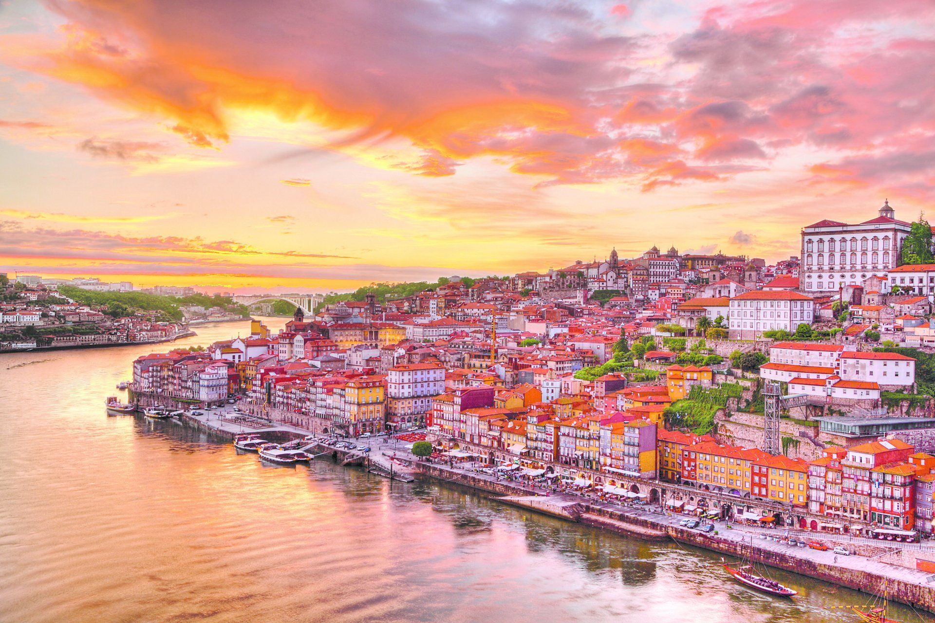Vue depuis le Pont Dom Luís I et du Jardim do Morro à Vila Nova de Gaia, offrant une perspective panoramique sur Porto et le Douro, capturée en fin de journée avec les belles teintes du soleil couchant.